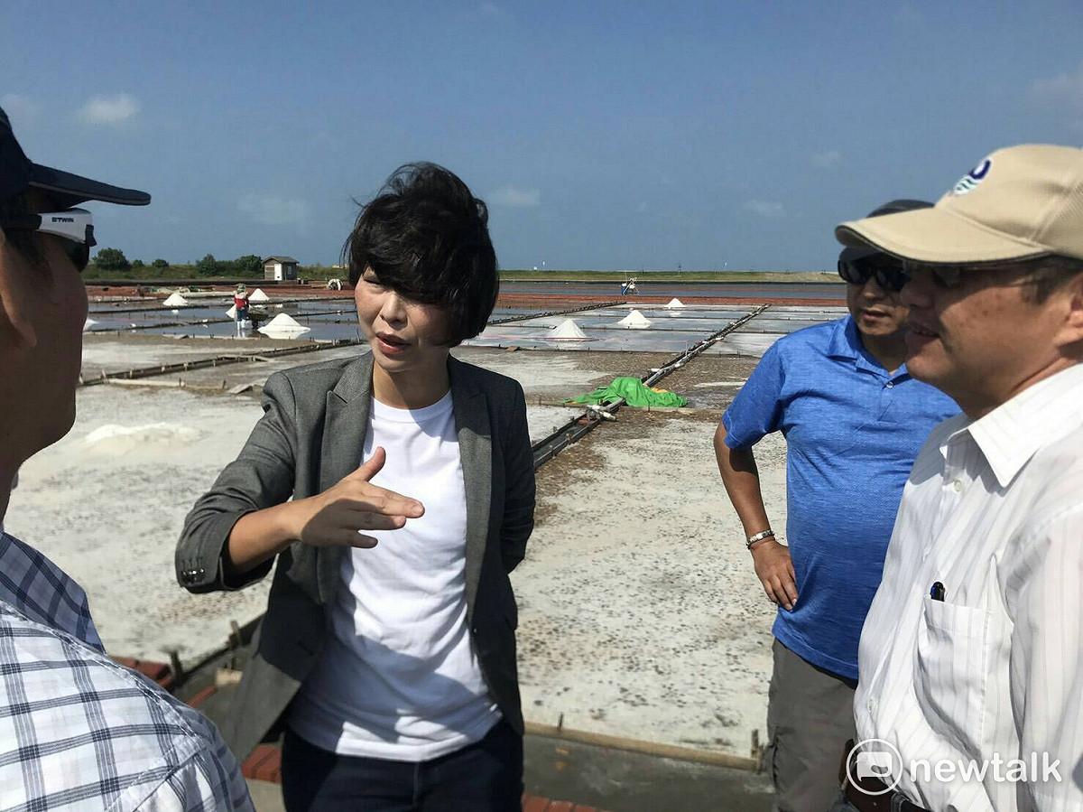 井仔腳瓦盤鹽田在今年海棠颱風來襲時，小鹽山全遭浸溶，立委陳亭妃邀雲嘉南濱海風景區管理處長徐振能、六河局長連上堯等人會勘，研究解決辦法。 圖：黃博郎/攝