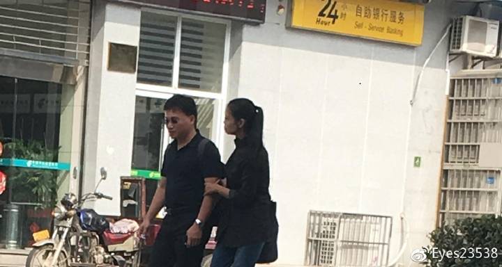 Eyes23538網友公布兩張李凈瑜與蕭逸民在街上行走照片。 圖：翻拍自網路