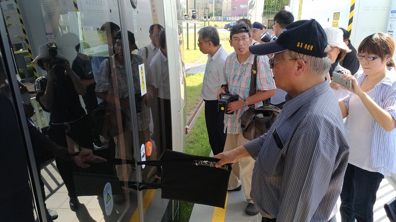 模擬演練時發生列車車門關閉時夾到乘客背包帶子意外。 圖：交通部/提供