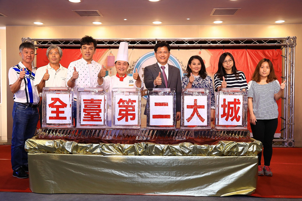 市府新聞局舉行「第二大城慶祝活動記者會」，名廚阿基師率領廚師團隊出場介紹設計菜單概念，並搶先看其中的6道菜。 圖：台中市政府/提供