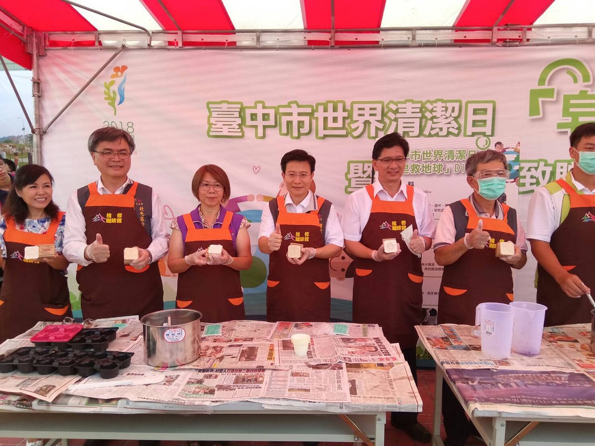 白智榮表示，台中市廢食用油每月回收量約達400噸，用廢食用油做成的環保皂，具有清潔衣領油汙、抹布或流理台等去汙功效，不僅減少清潔劑使用，更可守護水資源。 圖：台中市政府/提供