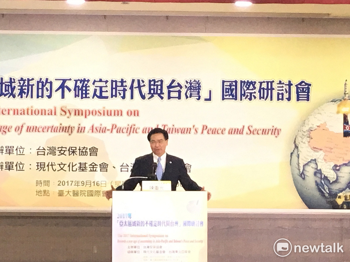 總統府秘書長吳釗燮16日表示，近來韓半島核武衝突一觸即發，台灣因戰略地位特殊，往往首當其衝；他也提到，國際局勢的外在環境走向不確定性，台灣做為亞洲民主的標竿，會堅守民主核心價值，以和平手段宣示台灣有能力決心維護區域安全，為亞大和平穩定貢獻力量。 圖：黃韋銓/攝