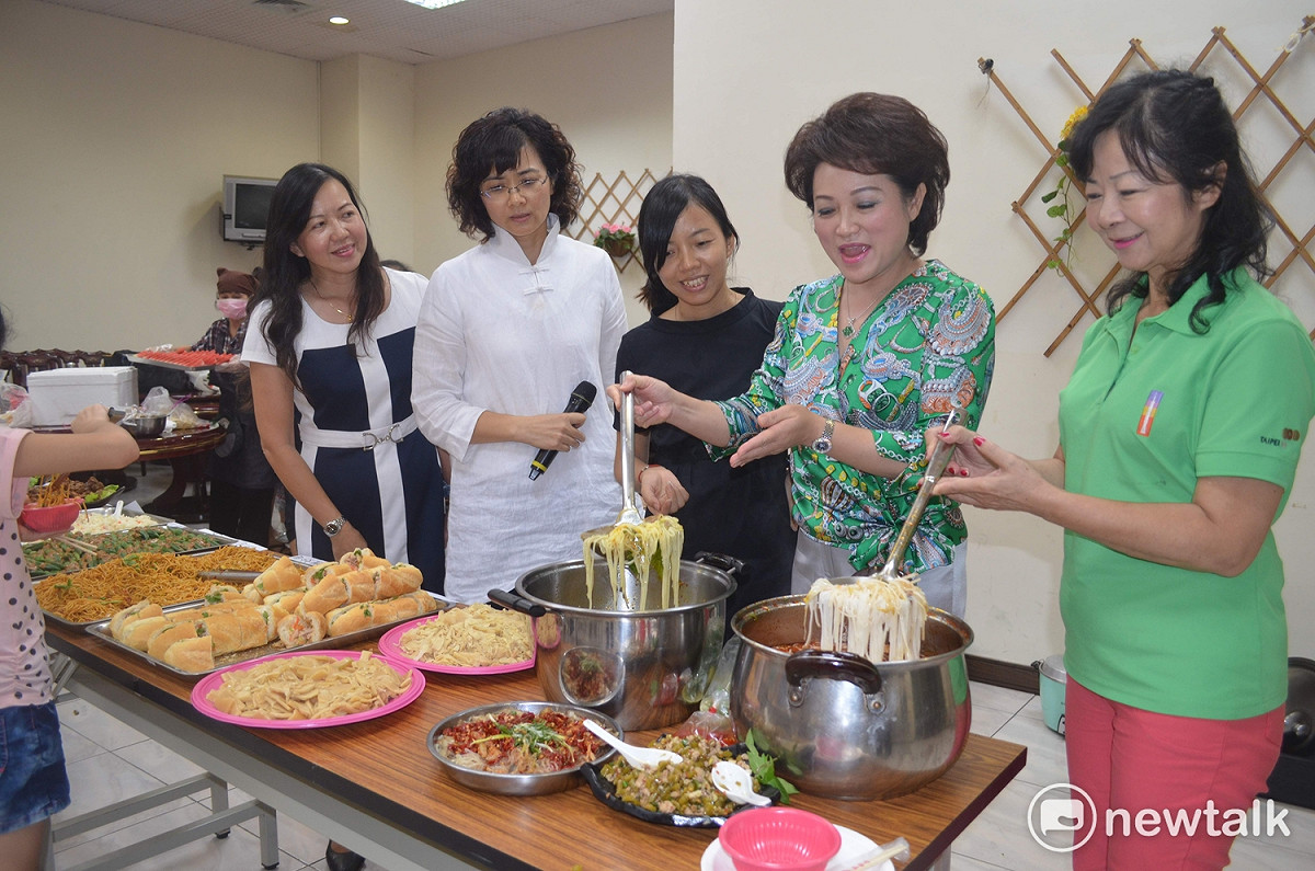 嘉義市議長蕭淑麗推薦新移民異國美食料理。 圖：蔡坤龍/攝