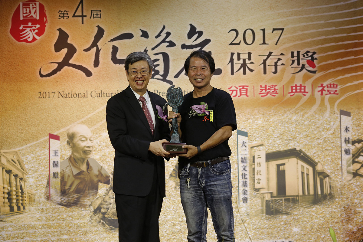 副總統陳建仁頒發保存貢獻類獎項予財團法人大二結文化基金董事長林奠鴻。 圖：文化部文化資產局/提供