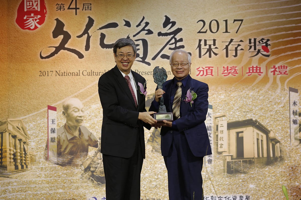 副總統陳建仁頒發保存貢獻類獎項予得獎者陳仲玉。 圖：文化部文化資產局/提供