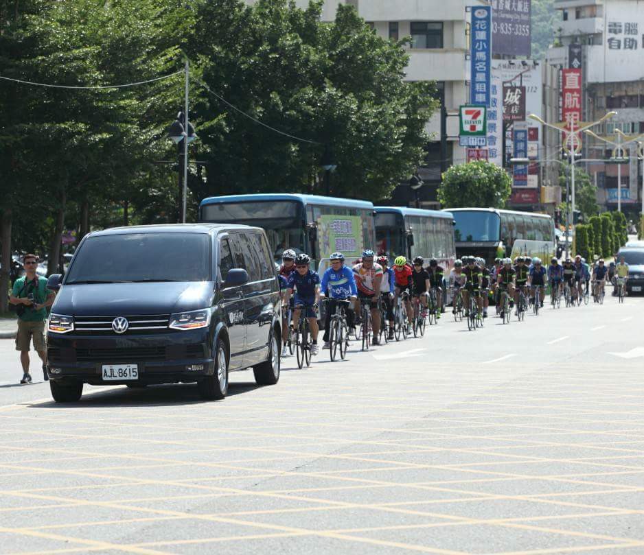 有高達近百位車友，來自不同的社團，共同約騎短短二公里從慈濟醫院到火車站的路線，送白井寬之最後一程 圖：翻攝自李毅臉書