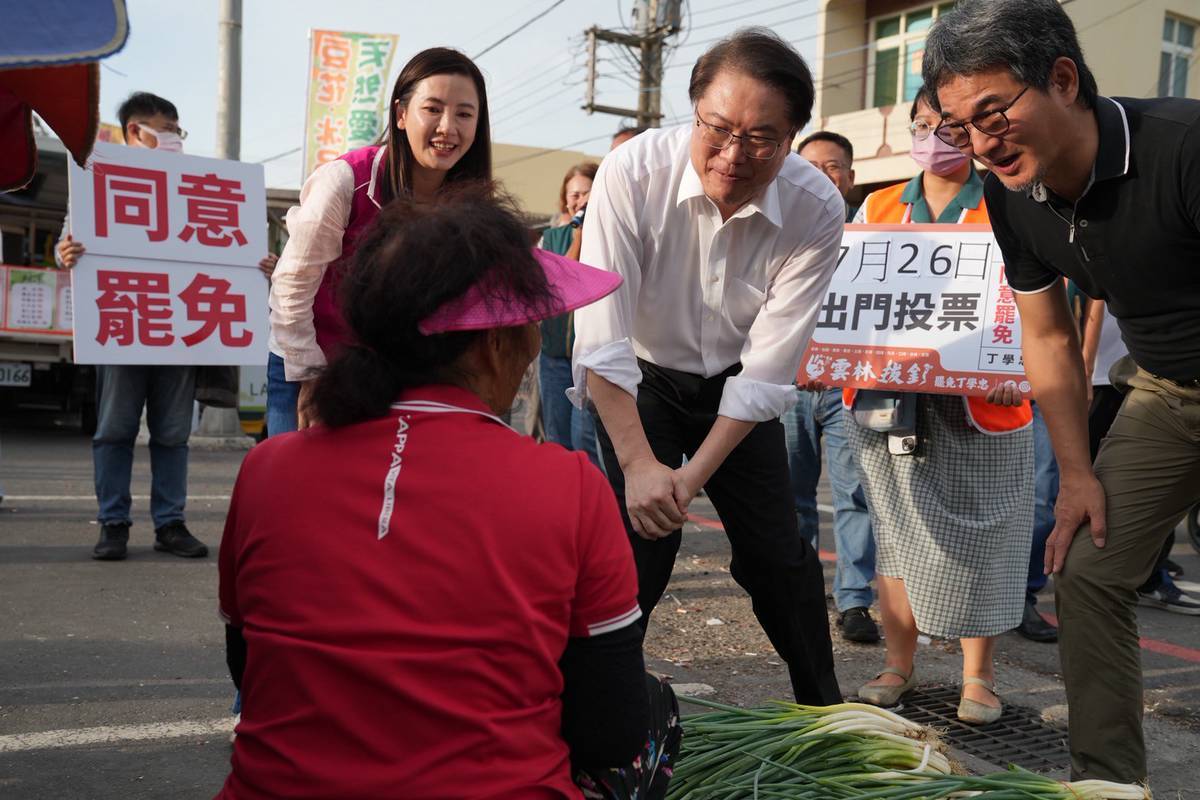 民進黨秘書長林右昌29日遠赴雲林口湖，參與罷免立委丁學忠（拔丁行動）活動，至下崙黃昏市場掃街。 圖：民進黨提供
