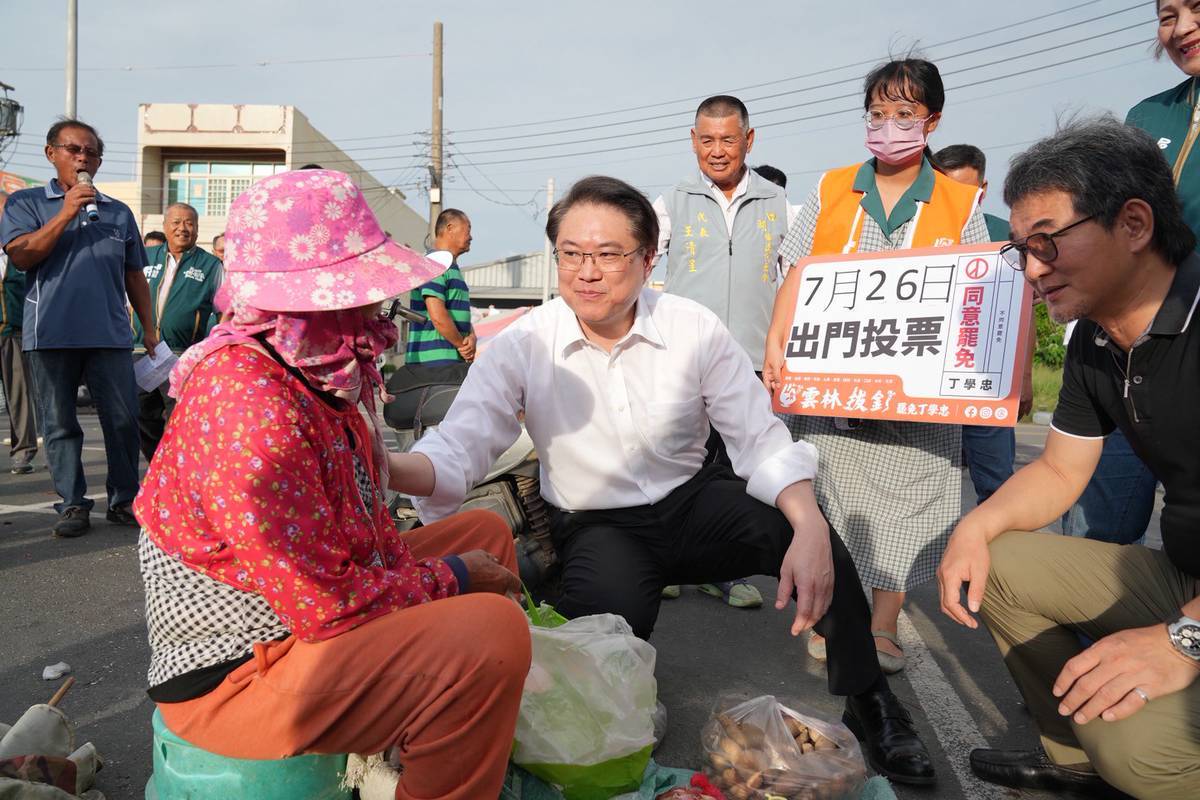 民進黨秘書長林右昌29日遠赴雲林口湖，參與罷免立委丁學忠（拔丁行動）活動，至下崙黃昏市場掃街。 圖：民進黨提供