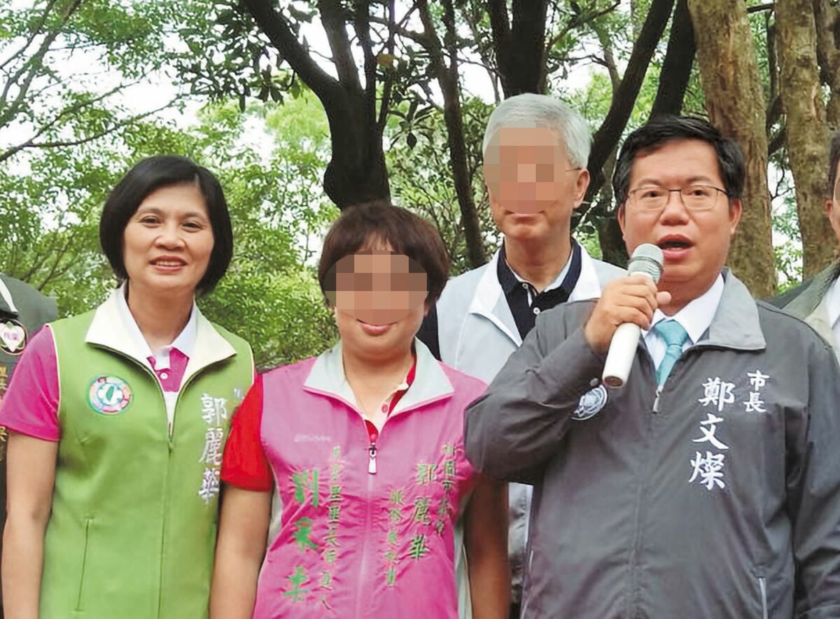 郭麗華（左1）遭劉姓女助理（左2）緊咬，以每票300元價碼四處收購連署書。 圖：（翻攝劉女臉書）