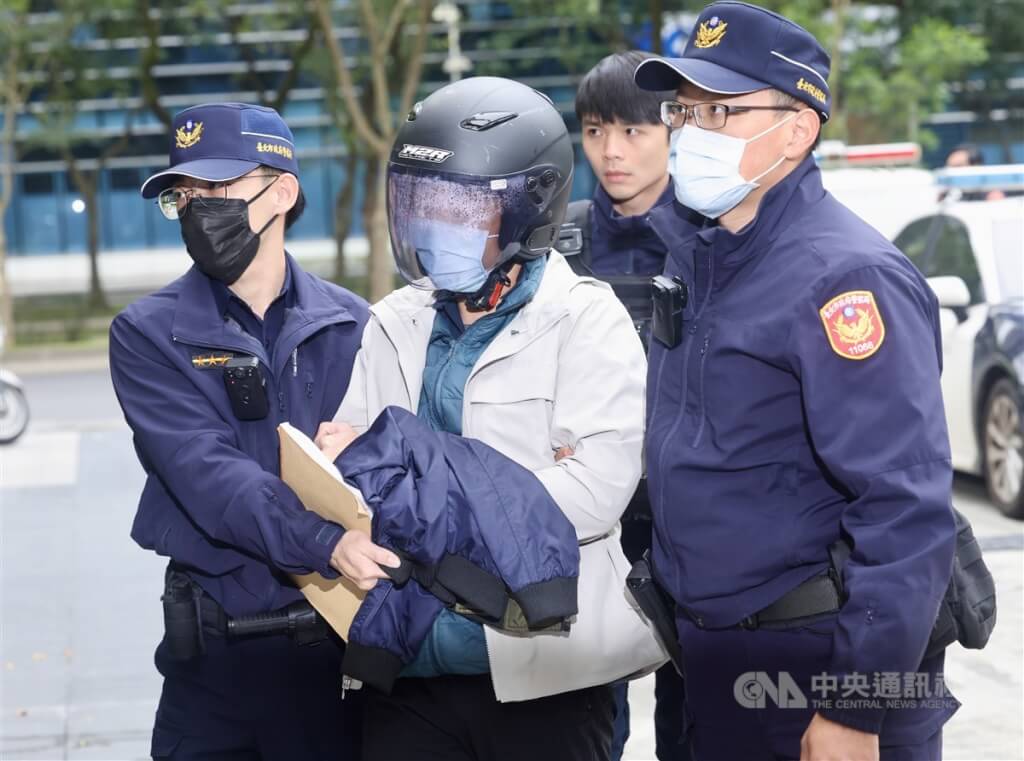 雲云科技曾姓負責人曾志新（前中）今年3月間涉嫌持刀刺死梁姓技術長。（中央社檔案照片）
