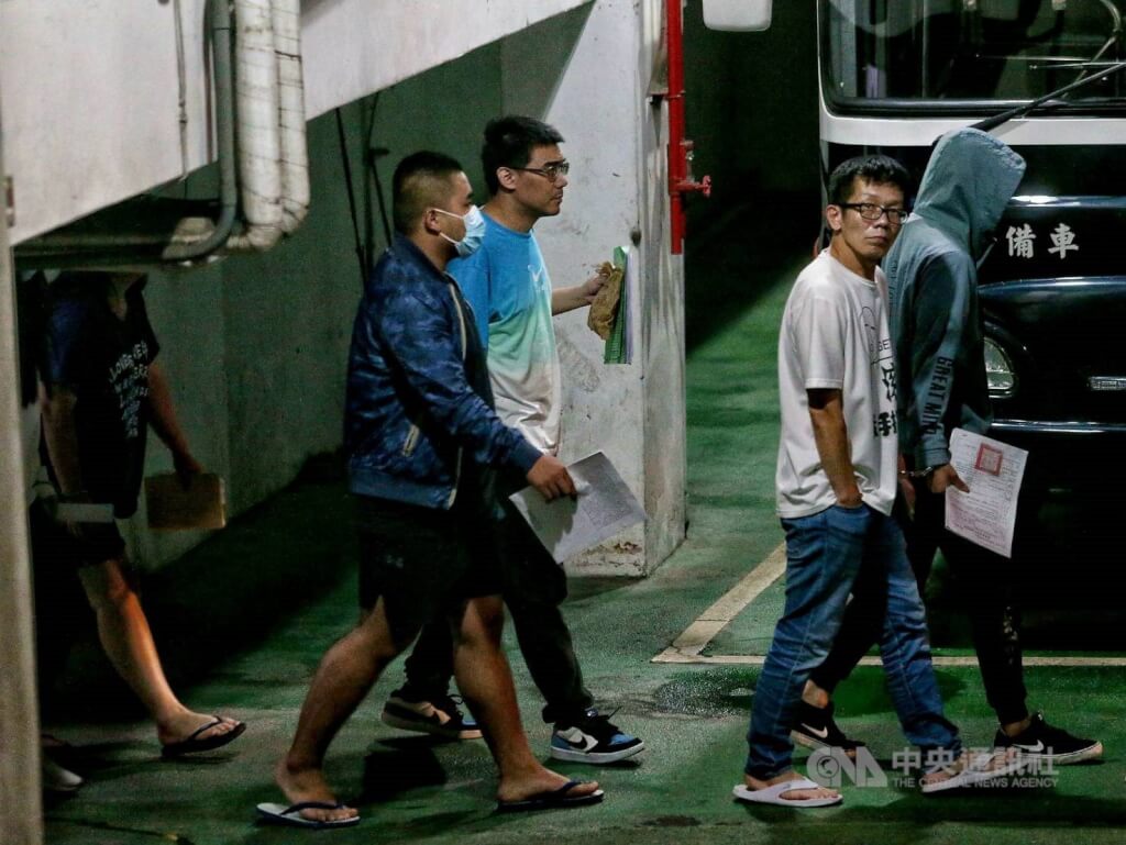 扯鈴教練魯紀賢（中間藍衣服）涉為中國在台發展組織，台北地檢署前年11月間依違反國家安全法起訴魯男等10人。（中央社檔案照片）