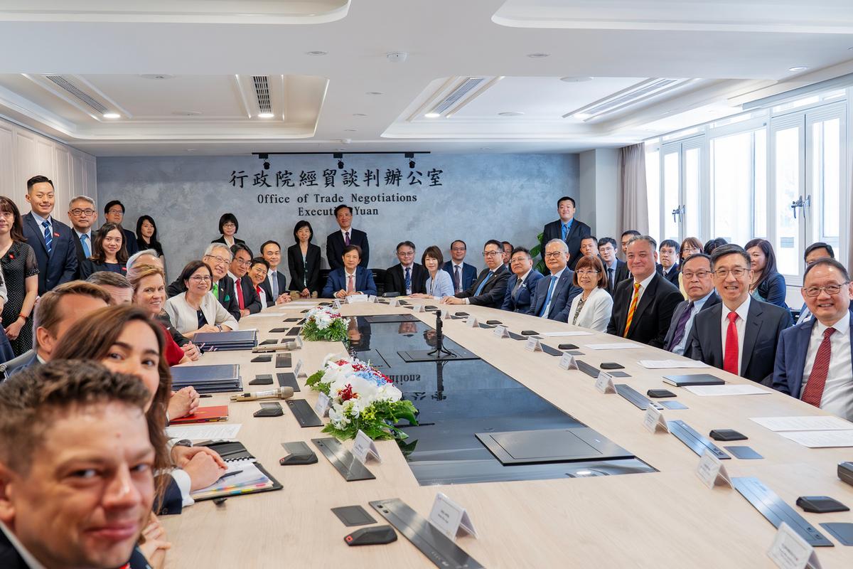台英今（30 日）在台北正式簽署提升貿易夥伴關係（Enhanced Trade Partnership, ETP）三項領域協議，包括：《台英ETP數位貿易協議》、《台英ETP能源與淨零排放協議》和《台英ETP投資協議》。 圖：行政院經貿談判辦公室提供