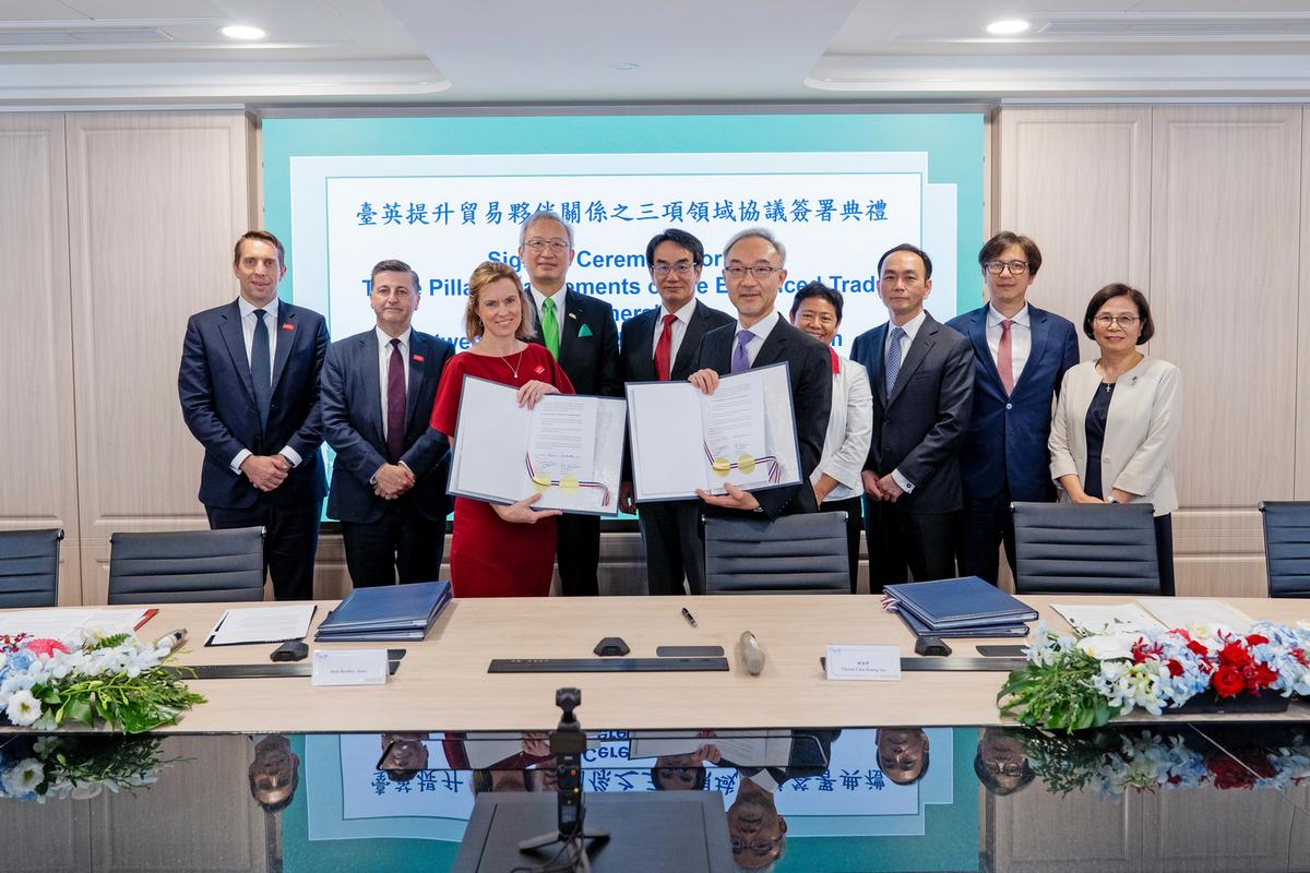 從左至右：英國商貿部亞太貿易公使Martin Kent、英國商貿部副部長DouglasAlexander、英國駐台代表Ruth Bradley-Jones、外交部吳志中政務次長、數位發展部林宜敬政務次長、我國駐英國代表姚金祥大使、環境部施文真政務次長、公平交易委員會陳志明代理主委、金融監督管理委員會陳彥良副主委、行政院楊珍妮政務委員(兼任行政院經貿談判辦公室總談判代表)。 圖：行政院經貿談判辦公室提供