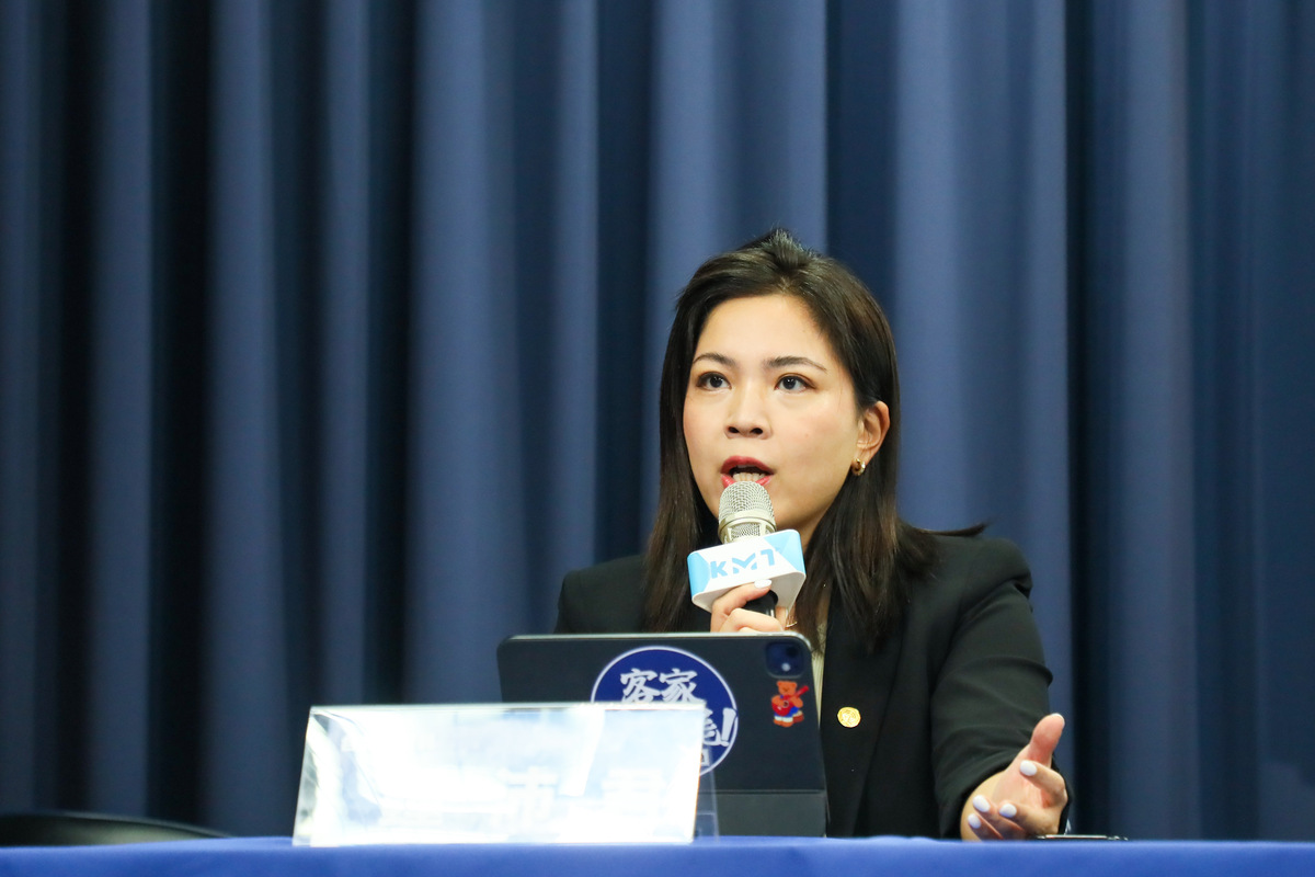 鍾沛君聲稱「病毒不進來，廚餘蒸不蒸煮有差嗎？」翁達瑞直言此話不合邏輯，並示範如何破解國民黨的甩鍋術，「只要妳不和朱學恒單獨用餐，就不會被強吻」。 圖：國民黨文傳會/提供（資料照）