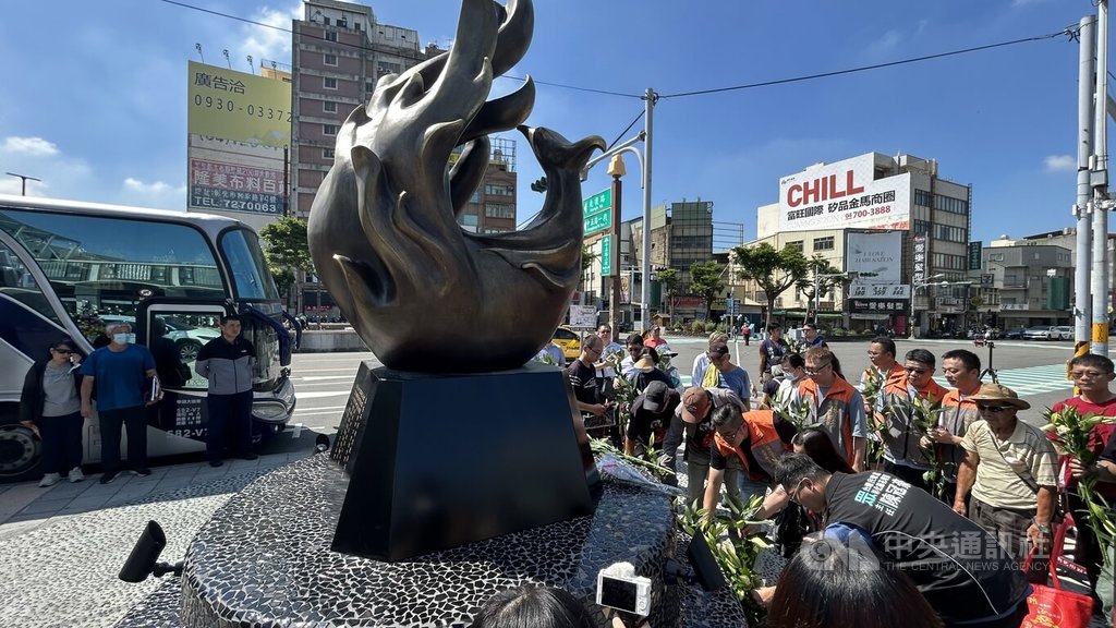 為紀念在彰化喬友大樓大火殉職的消防隊員陳志帆，彰化永保平安紀念碑30日上午在彰化火車站前廣場揭碑，眾人獻上鮮花。中央社記者吳哲豪彰化攝  114年6月30日