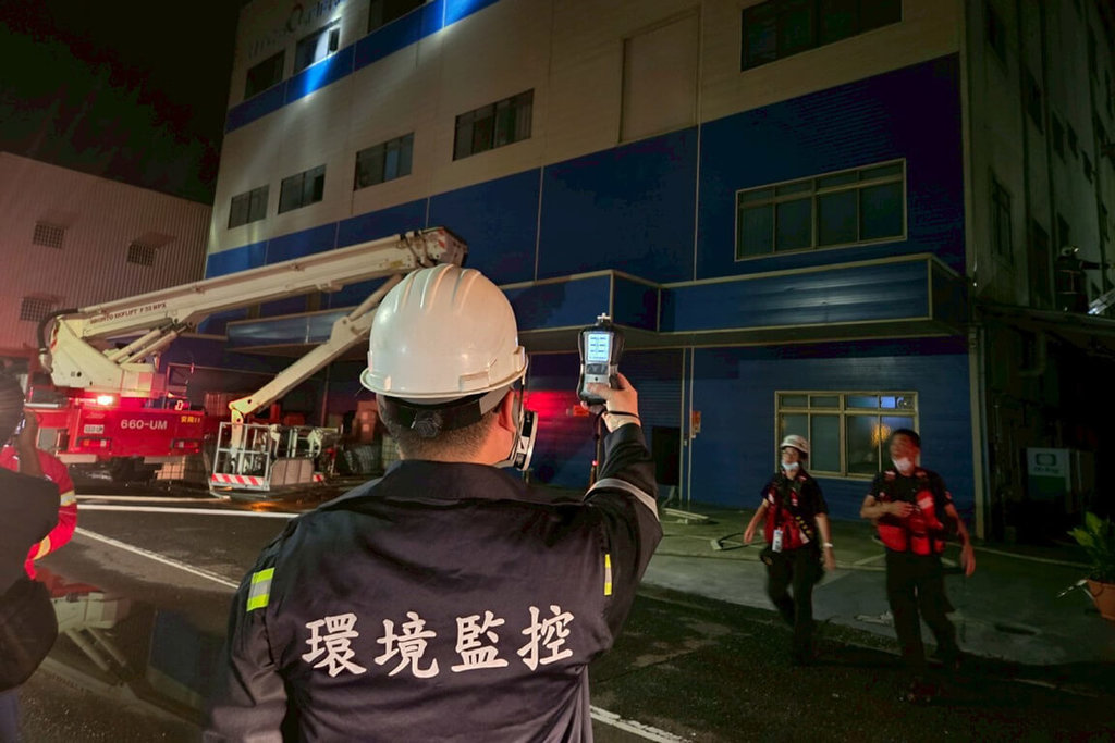 台南市一家科技公司廠房29日下午發生火災，因屬於毒性及關注化學物質列管場所，市府環保局派員到場監控後，初步確認列管化學物質未受波及洩漏。（台南市環保局提供）中央社記者楊思瑞台南傳真  114年6月30日