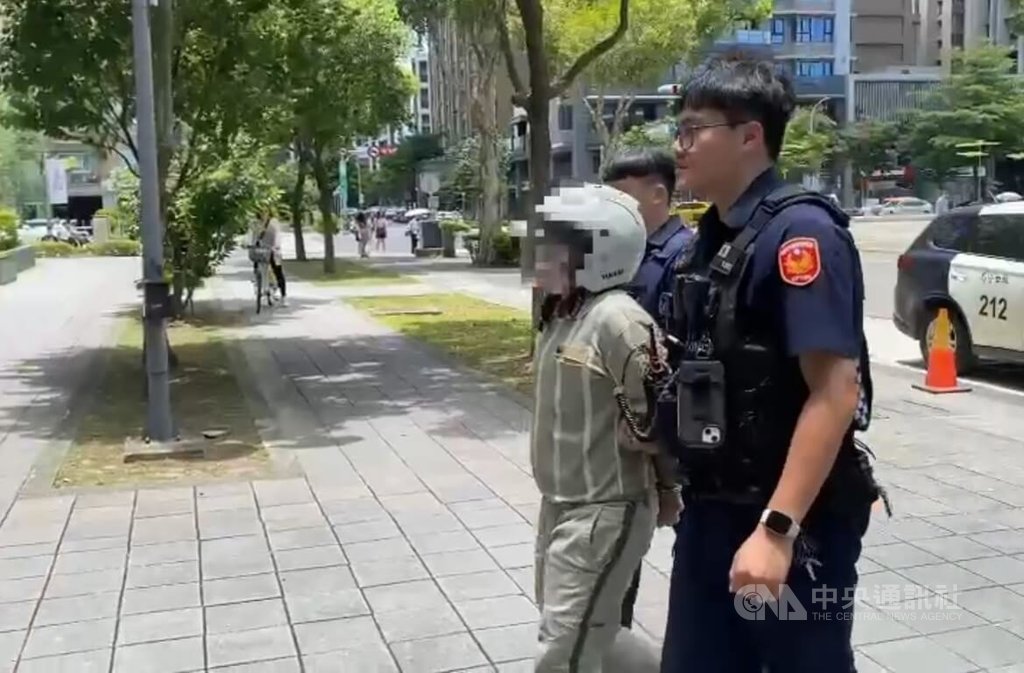 新北市林口區某間物流公司36歲徐姓女貨車司機（右2），疑似與同事發生工作糾紛，涉持刀刺死對方，警方30日獲報將徐女逮捕並帶回警局詢問。（翻攝照片）中央社記者王鴻國傳真  114年6月30日