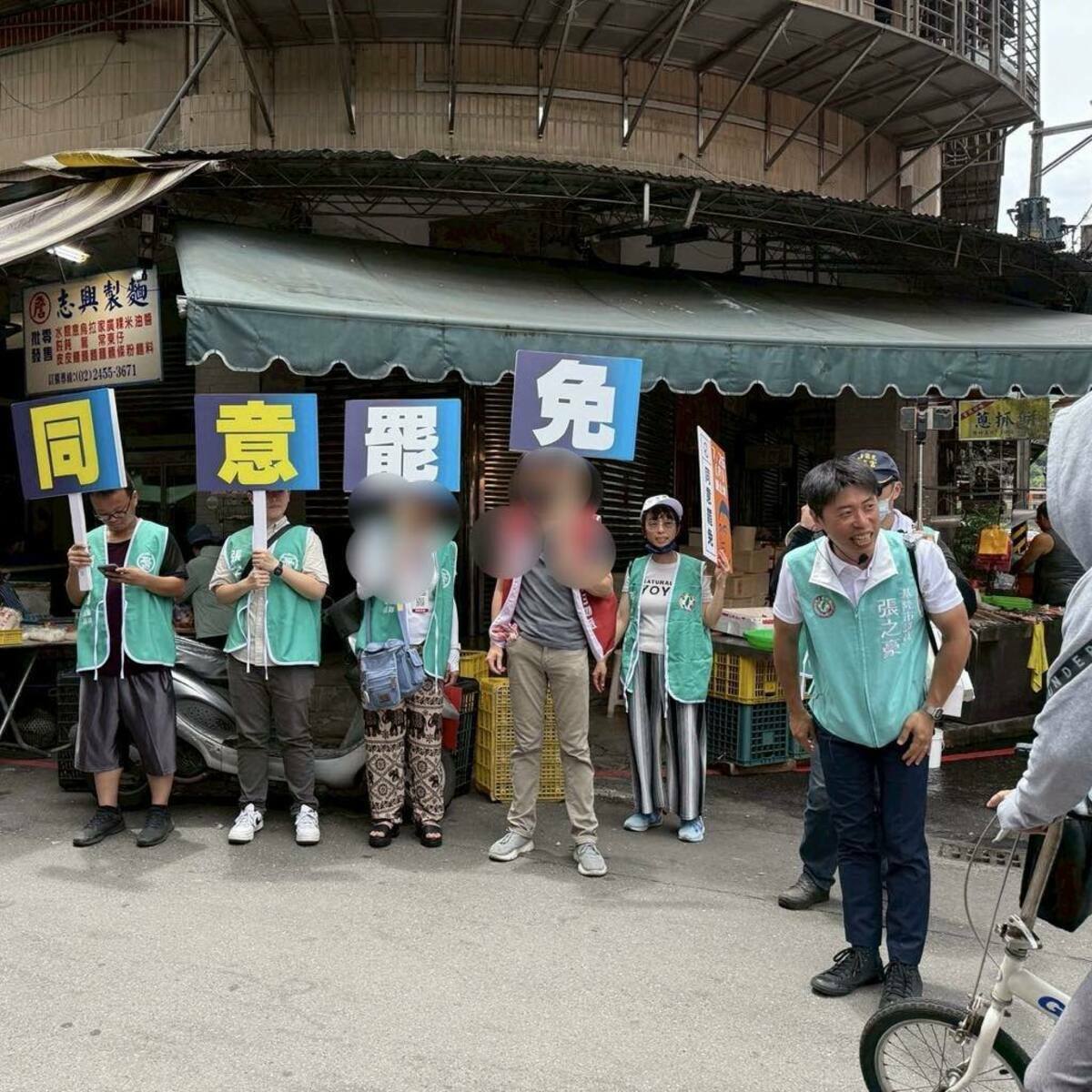 張之豪指出，他在市場宣講被一位大嬸吐痰，雖然錯愕了一下，但不會有事的，因為每個同意超人都很棒，愛台灣的心毫不動搖。 圖：取自張之豪臉書