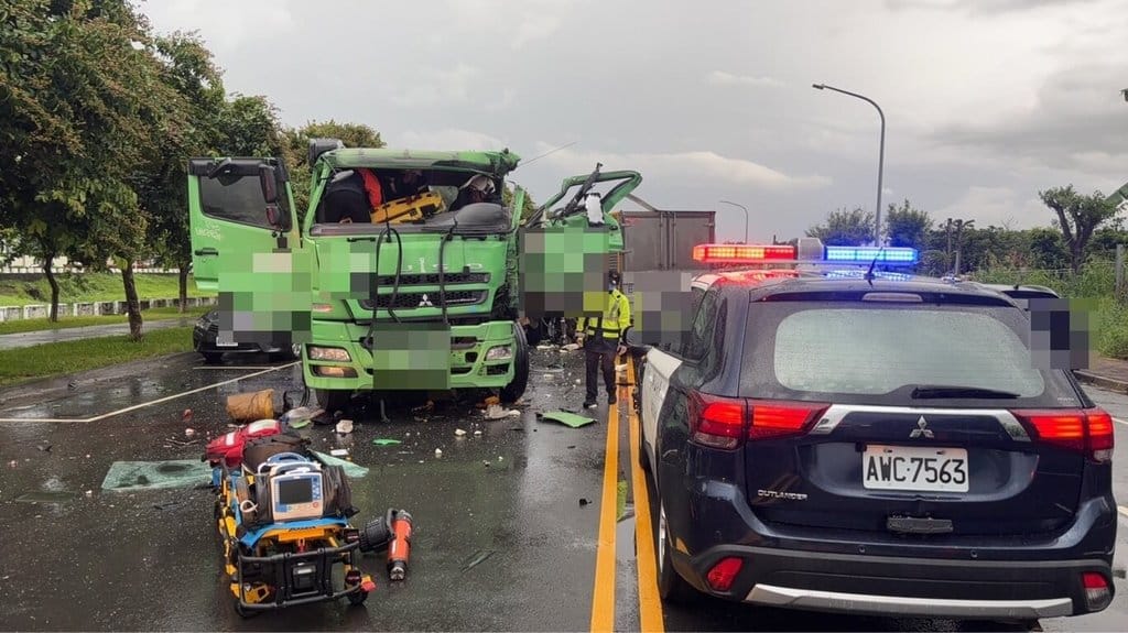 高雄岡山區27日發生死亡車禍，44歲李男駕駛小貨車逆向撞上曳引車，造成曳引車63歲鄭姓駕駛傷重不治。橋頭地檢署30日指出，檢方28日相驗遺體，經訊問發現李男上路前曾在台南永康區施用第二級毒品依托咪酯喪屍煙彈。（高雄市岡山警分局提供）中央社記者洪學廣傳真  114年6月30日