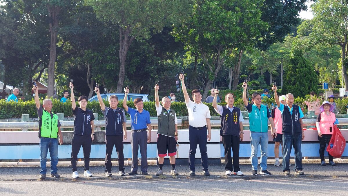 長官貴賓共同為參與者鳴槍。 圖：台中市政府/提供