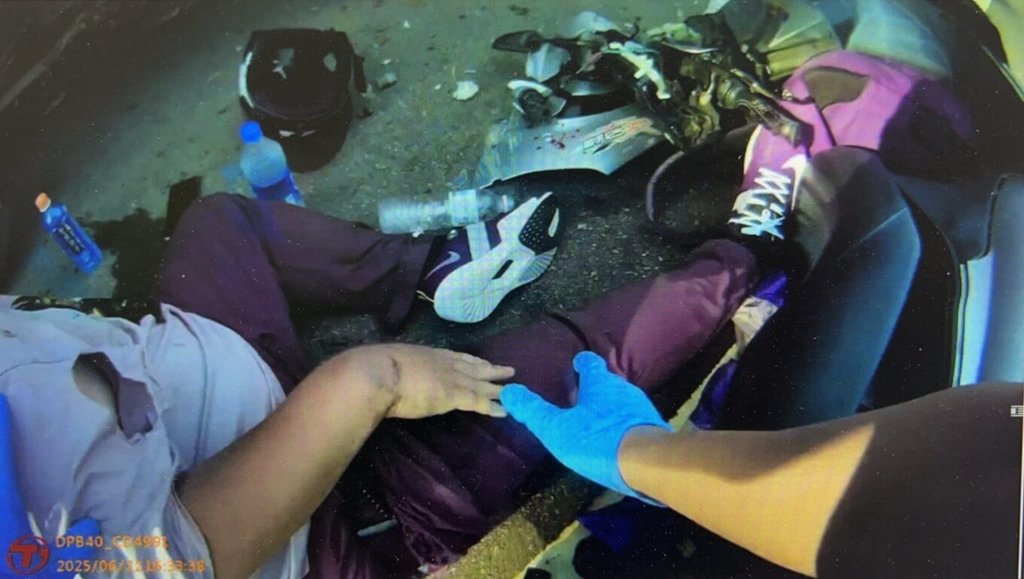 新竹縣新埔警分局30日表示，1名洪姓男子日前車禍，情況危急大失血，褒忠派出所警員張育廣、傅浚英到場救援，張育廣疏導人車、傅浚英為傷者止血穩住傷勢。（新埔警分局提供）中央社記者郭宣彣傳真  114年6月30日