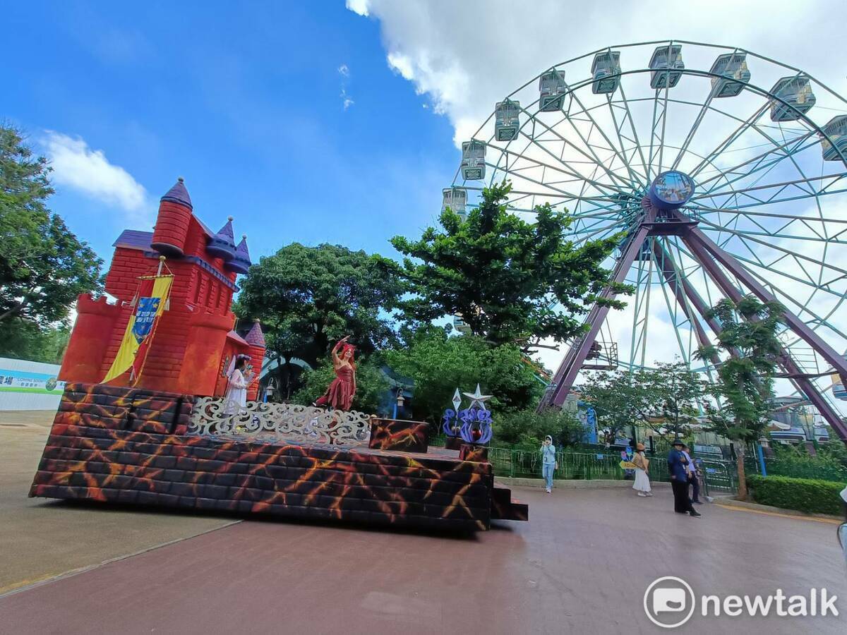 探索世界有巨型花車遊行表演。 圖：唐復年/攝