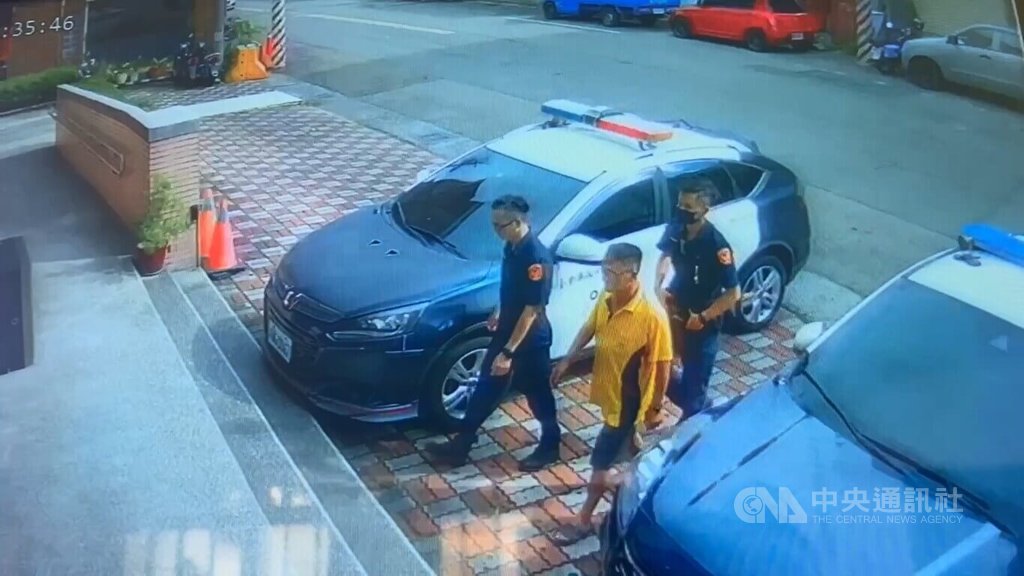 台中蕭姓男子（中）與詹姓少年29日下午在大里區興大康橋旁公園，因河邊釣魚占位問題口角，引發肢體衝突，少年還將蕭男踹進河中，警方獲報到場將2人帶回警局法辦。（翻攝照片）中央社記者蘇木春傳真  114年6月30日