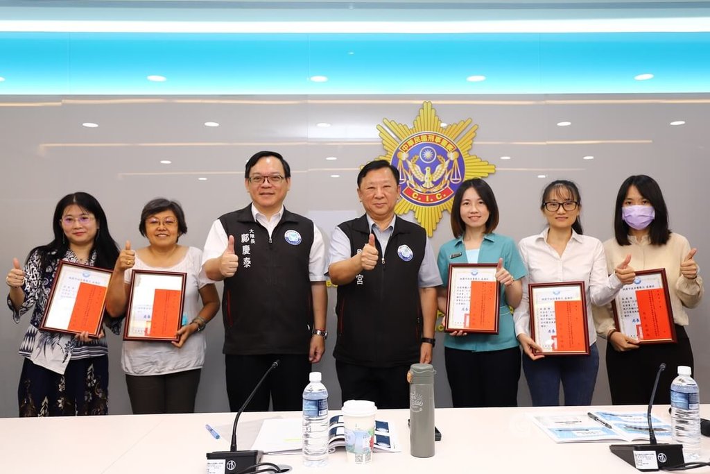有鑑於移工淪為車手或販賣帳戶案件增加，桃園市警局副局長劉印宮（右4）代表桃園市，30日邀請菲律賓、印尼、越南和泰國新住民以母語喊話，提醒在台移工勿成詐騙集團人頭戶，以免觸法。中央社記者吳睿騏桃園攝  114年6月30日