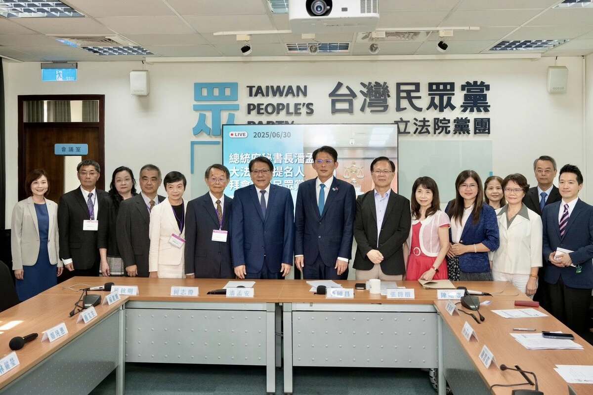 總統府秘書長潘孟安與副秘書長何志偉30日陪同司法院正副院長被提名人及五位大法官被提名人，前往立法院拜會民眾黨團。 圖：翻攝「臉書」何志偉粉絲專頁