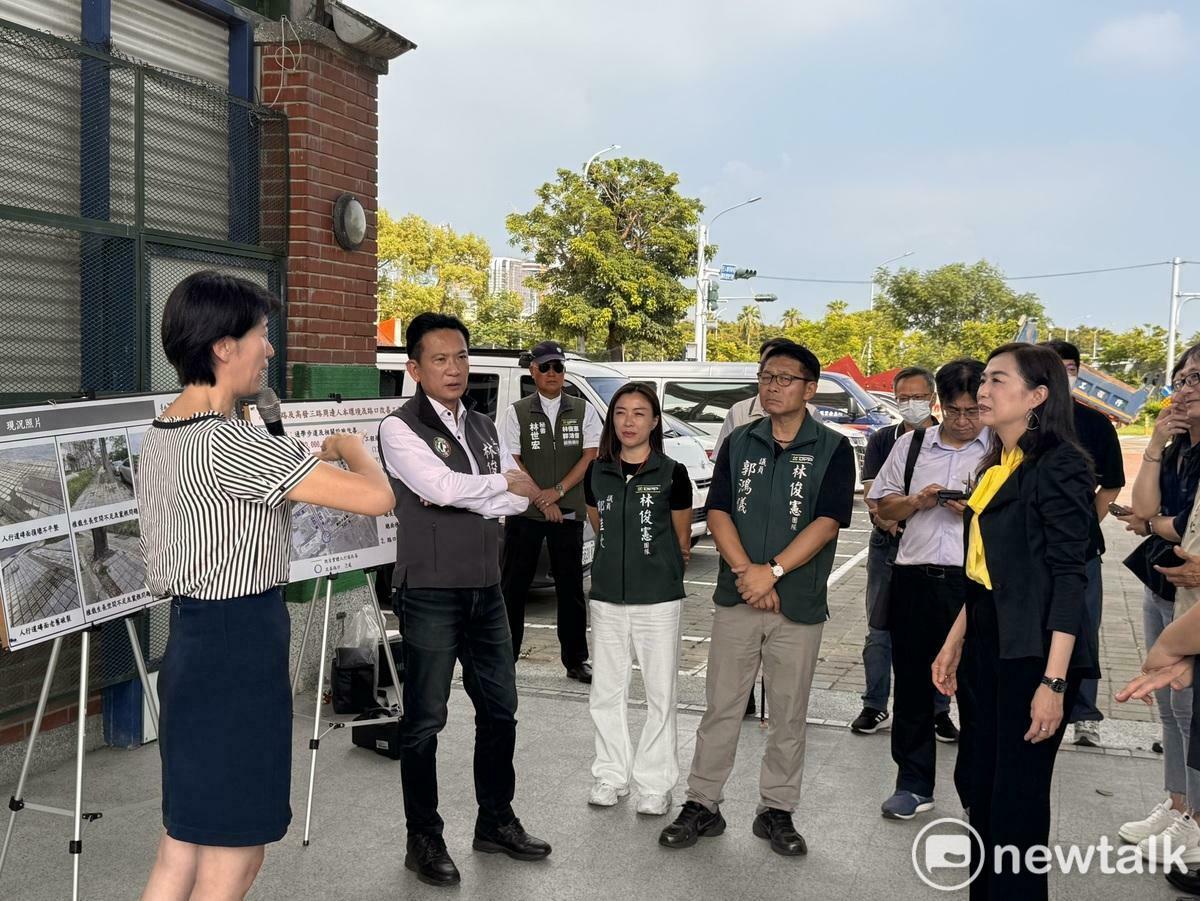林俊憲等人與國土署吳欣修署長、台南市政府工務局以及郭鴻儀、鄭佳欣、朱正軒、余柷青、黃肇輝、黃麗招及林志展副議長服務團隊等多位在地議員，來到沙崙國中及南大附中現勘壁體取市府簡報，透過會勘深入了解學區周邊存在的交通隱憂與行人死角。 圖：林俊憲服務處提供