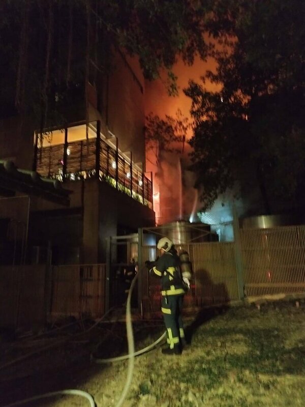 台北市政府消防局30日晚間獲報，北投區光明路1棟建物火警，經消防人員布水線灌救，火勢已獲控制。（ 圖：中央社提供