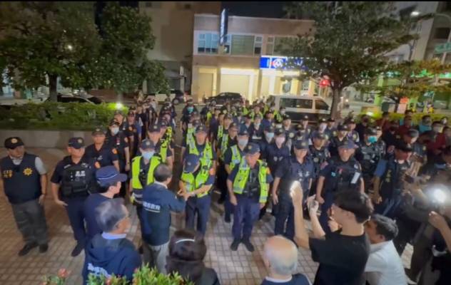 聯合稽查掃蕩行動檢閱警方部隊。 圖：高雄市警察局/提供