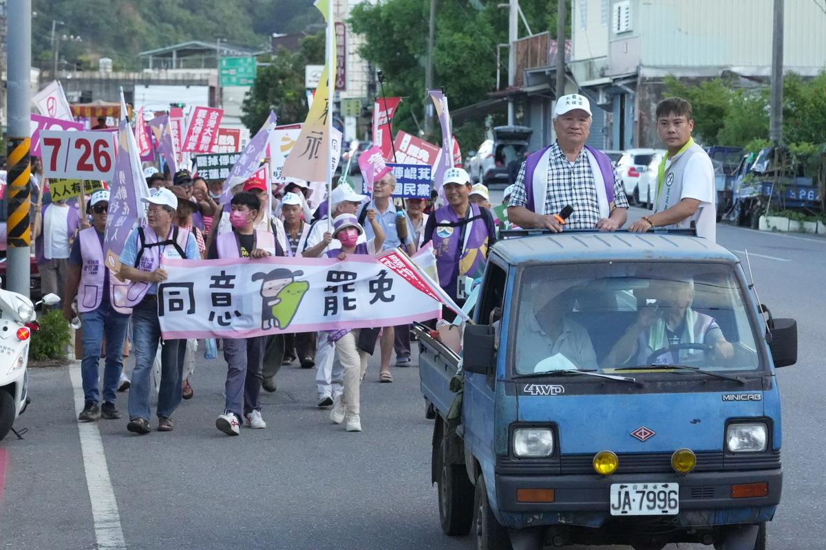 瑞穗銀髮千歲團大徒步遊行，沿途高喊罷免傅崐萁 圖：瑞穗銀髮千歲團提供