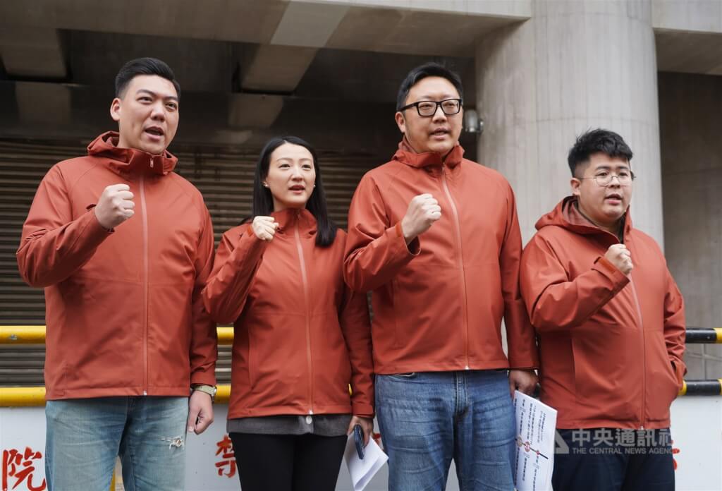 北檢偵辦雙吳罷免提議書涉偽造案，滿志剛（右2）、劉思吟（左2）與志工等18人獲緩起訴處分，北檢依職權送請再議，高檢署受理分案。圖為國民黨青年軍2月記者會說明罷免相關事項，左1為罷免吳思瑤召集人賴苡任。（中央社檔案照片）