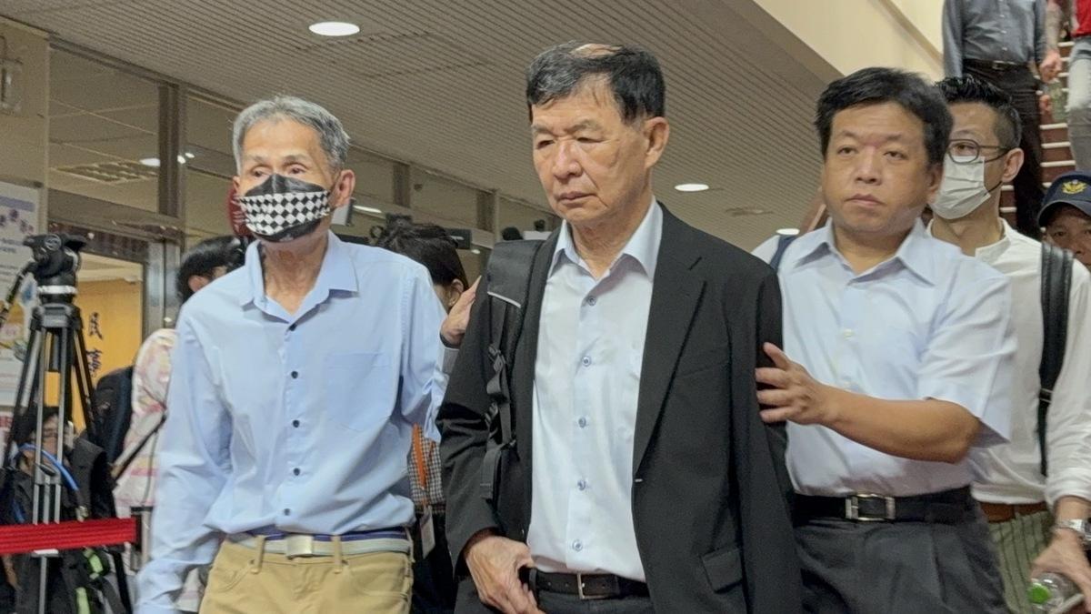台北市前副市長彭振聲(左二)聽聞太太在高雄輕生後離開北院。 圖：周煊惠 / 攝（資料照）