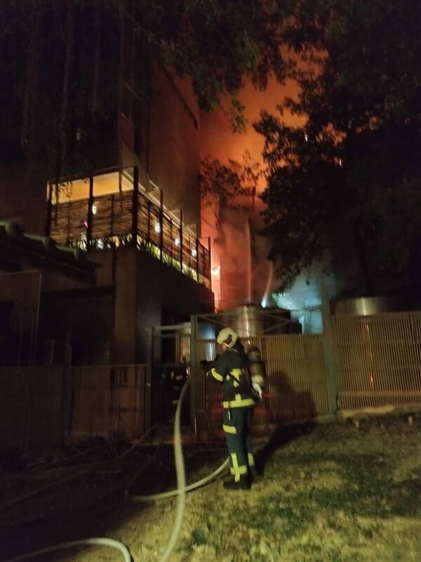 台北市北投區溫泉路某棟建物30日起火，警消獲報緊急出動上百人到場打火，逾3小時才撲滅火勢。（讀者提供）