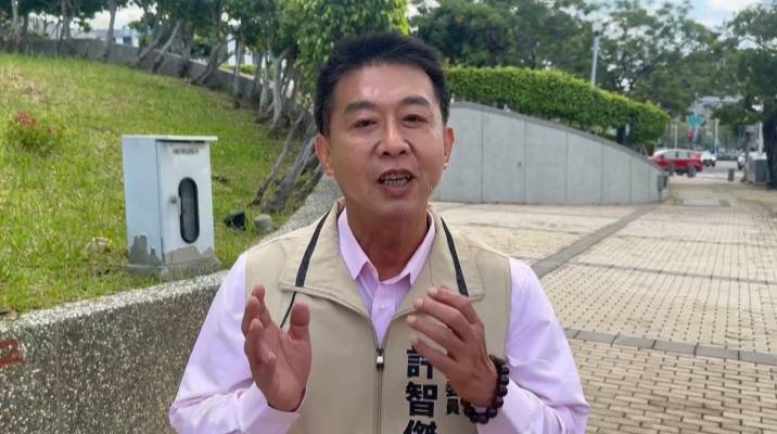 陳其邁看似開玩笑說「恨不得現在棒子就交給她」，是否等同公開表態支持邱議瑩，許智傑則回應「聽話聽尾聲」！ 圖：許智傑服務處/提供
