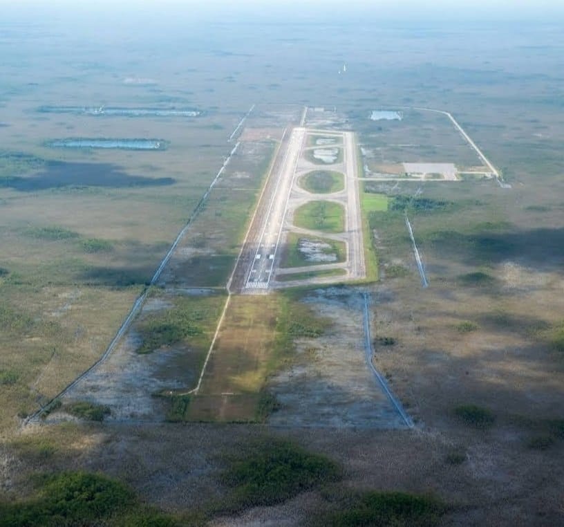 位於大沼澤地（Everglades）的新非法移民拘留中心是在其簽署的緊急命令下於邁阿密-戴德縣沼澤地內一處佔地約 30 平方英里的舊機場上興建而成。 圖：翻攝自 X NEXTA