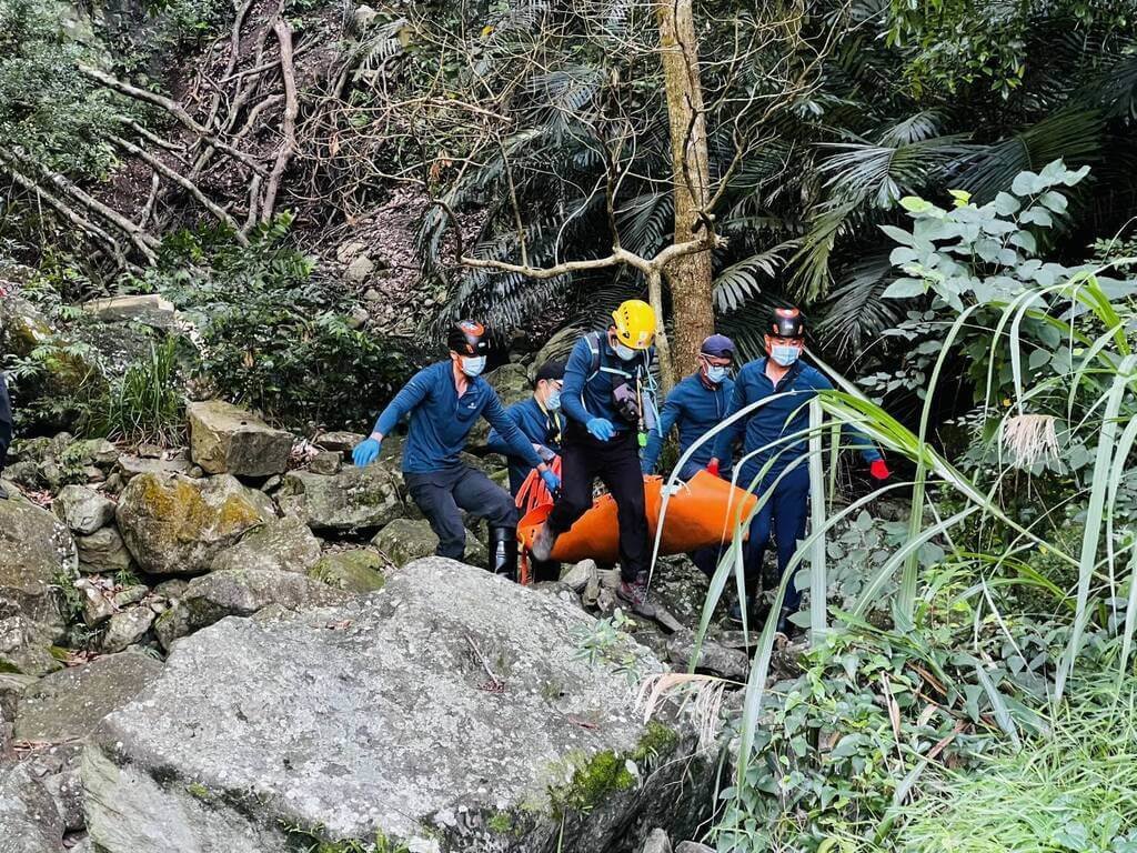 登山團6月29日攀登台中和平區東卯山步道，團員65歲許姓男子走失，消防局獲報展開搜索，7月1日在山谷內發現許男屍體，協助將屍體搬運上路面，交由警方、家屬處理。（民眾提供）中央社記者趙麗妍傳真  114年7月1日