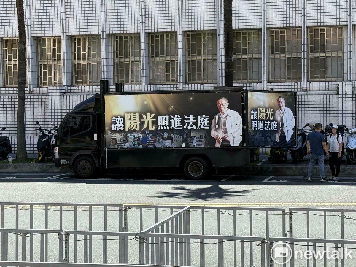 民眾黨組織部號召小草集結北檢。 圖：周煊惠 / 攝