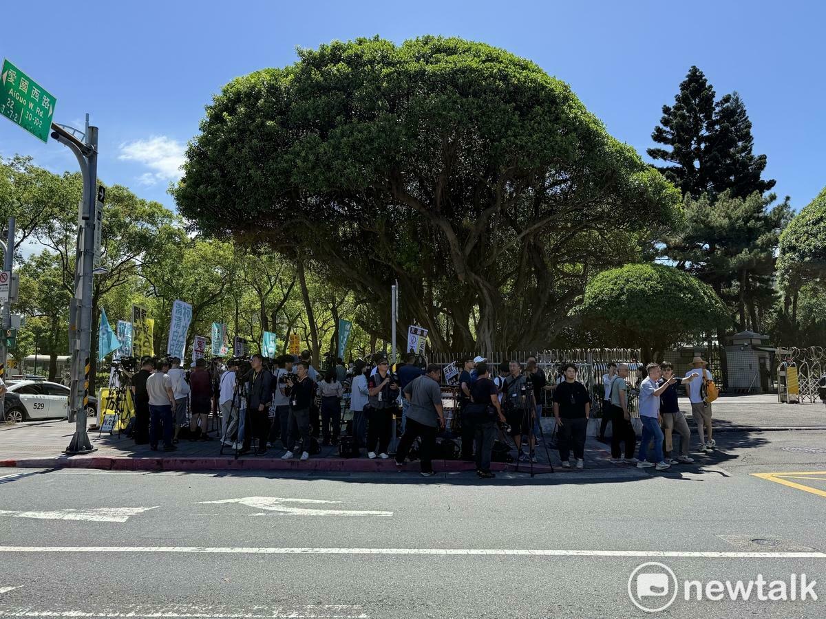 民眾黨組織部號召小草集結北檢。 圖：周煊惠 / 攝