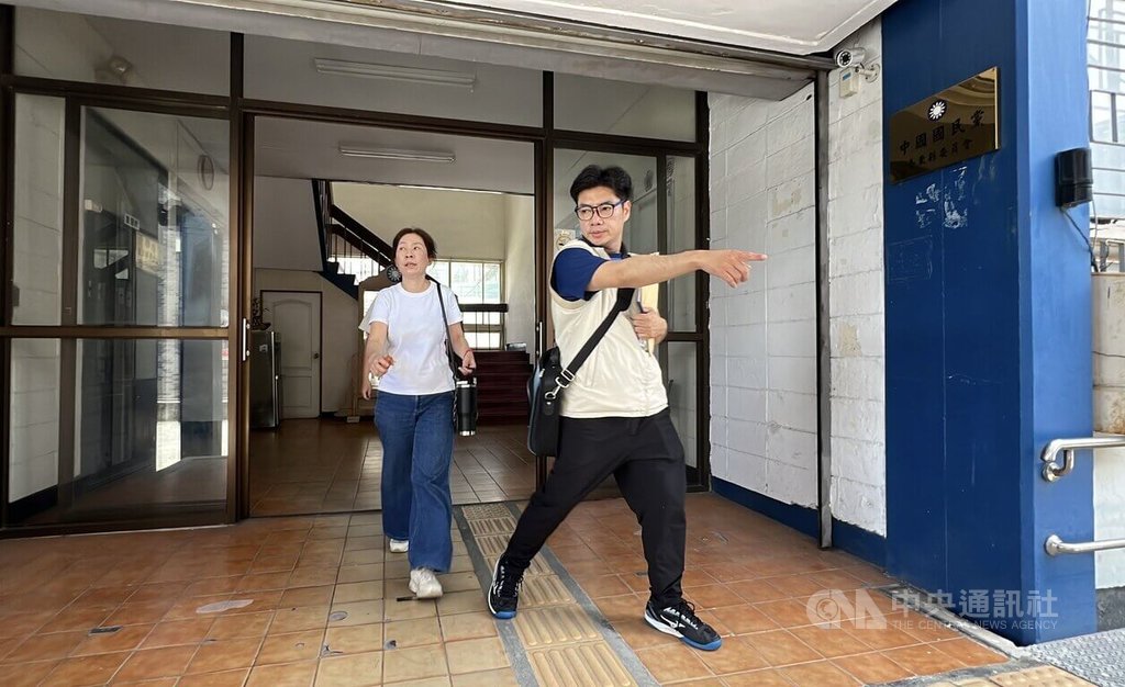 屏東地檢署檢察官1日指揮調查官搜索國民黨台東縣黨部，並將黨部書記長張成璇（左）帶走，張成璇強調黨部「清白、沒有做」。中央社記者盧太城台東攝  114年7月1日