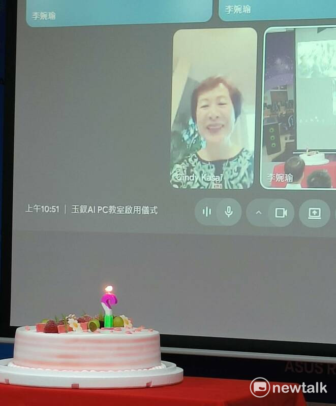 東海校友賴正秋捐出21萬美金協助母校成立AI PC教室，她在美國以連線方式參與啟用儀式，校方為她準備了蛋糕慶祝生日。 圖：唐復年/攝