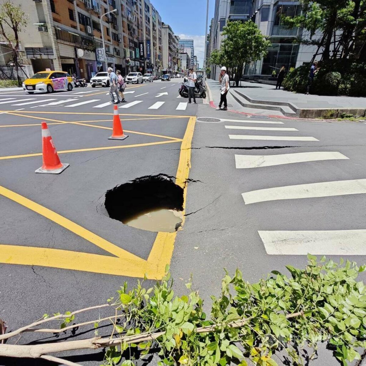 台北市松山區長春路和慶城街46巷交叉路口1日發生路面下陷，台北自來水事業處指出，初查肇因應為管線問題所致，已調派人員機具進場停水搶修。（翻攝照片）中央社記者黃麗芸傳真  114年7月1日