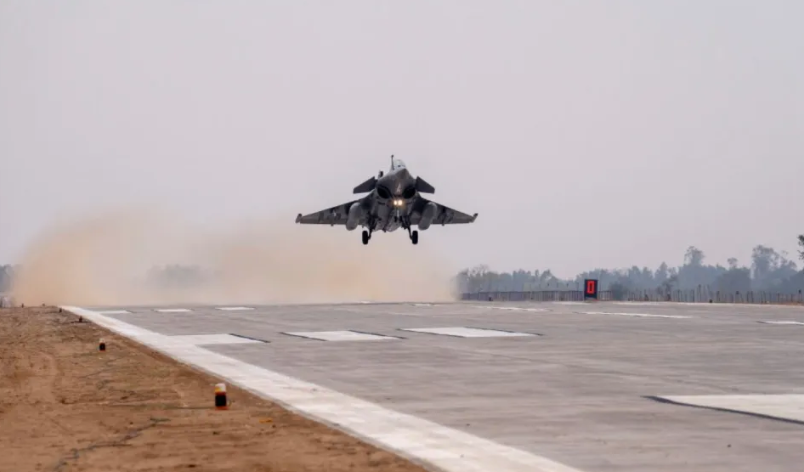 印度空軍戰機降落 圖：翻攝自《騰訊網》