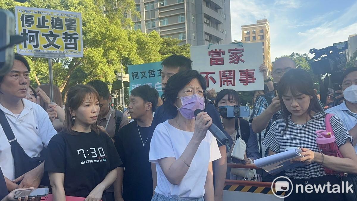 民眾黨前主席柯文哲妻子陳佩琪向聚集北院外的小草喊話。 圖：周煊惠 / 攝