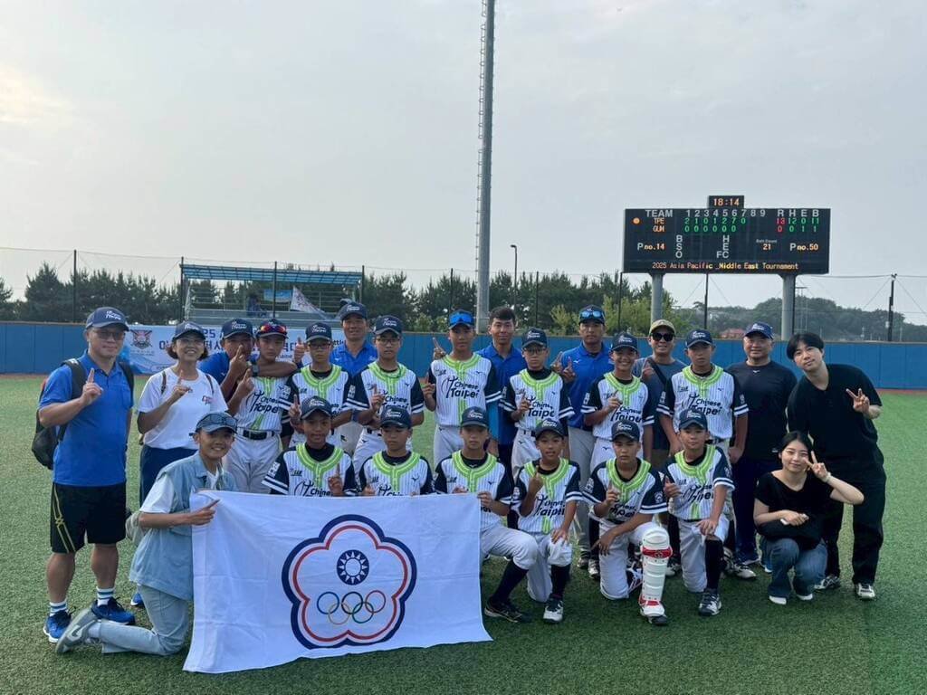 台北市東園國小棒球隊代表台灣參加LLB世界少棒聯盟亞太區少棒賽，1日預賽擊敗沙烏地阿拉伯，2日4強將與菲律賓交手。圖為北市東園6月28日出賽合影。（球隊提供）中央社記者謝靜雯傳真  114年7月1日