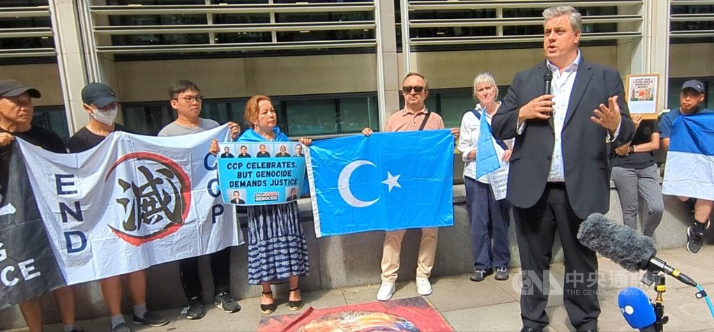 英國執政黨工黨籍國會議員麥道高（持麥克風者）1日呼籲政府勿核准中國巨型使館建案。中央社記者陳韻聿倫敦攝  114年7月2日 圖：中央社提供