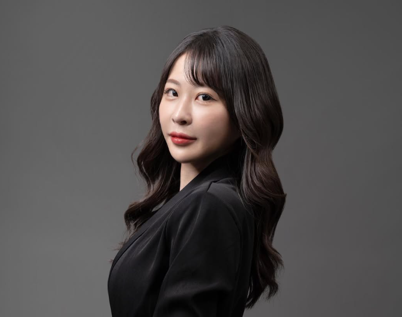 仙塔律師近期除了捲入靈骨塔詐騙案外，又被爆出與一名食品業董事長親密貼臉合照。 圖：翻攝自仙塔律師IG