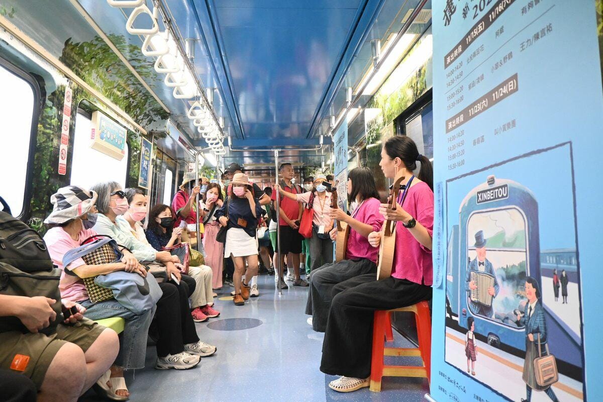 今年暑假，捷運北投站至新北投站捷運車廂內，將有月琴那卡西音樂演出。 圖：台北市政府觀傳局／提供